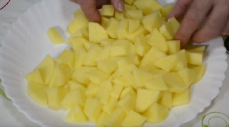 Adăugați din nou cartofi și morcovi în bulionul fiert.