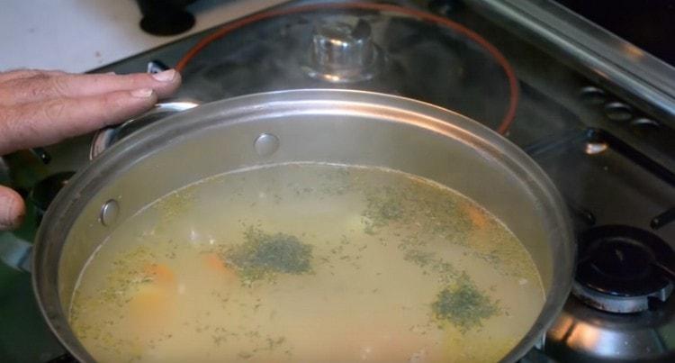 La sfârșitul preparatului, adăugați o stivă de votcă la ureche, precum și mărar tocat.