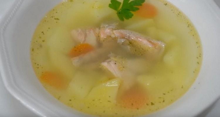 După cum puteți vedea, urechea de somon este gătită foarte repede și simplu.