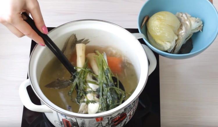 Aus der Brühe holen wir alles, was darin gekocht wurde und filtern es.