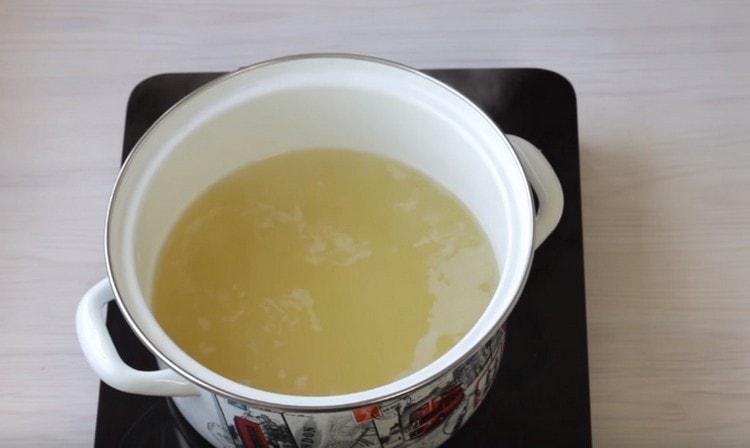 Die angespannte Brühe wird in den Ofen zurückgestellt und zum Kochen gebracht.