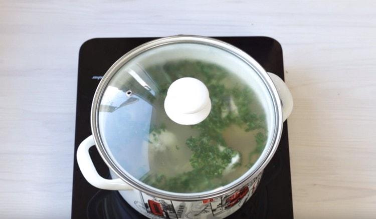 In das vorbereitete Ohr können Sie gehackte Petersilie hinzufügen.