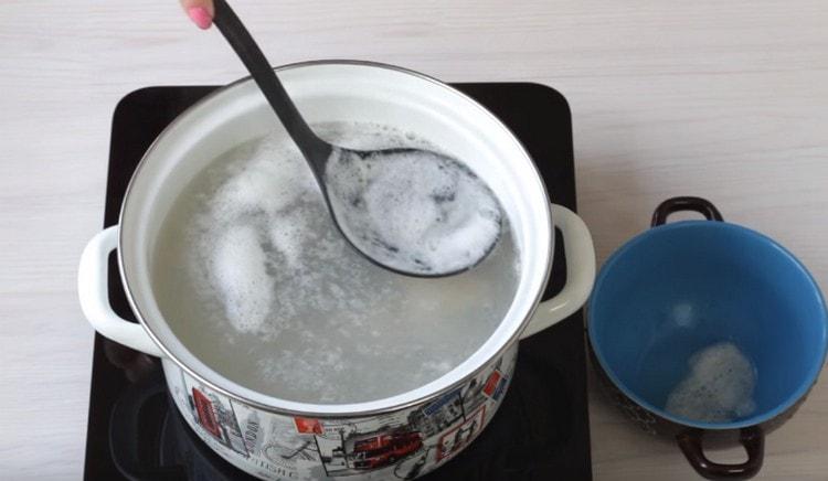 Achten Sie beim Kochen darauf, den Schaum zu entfernen.