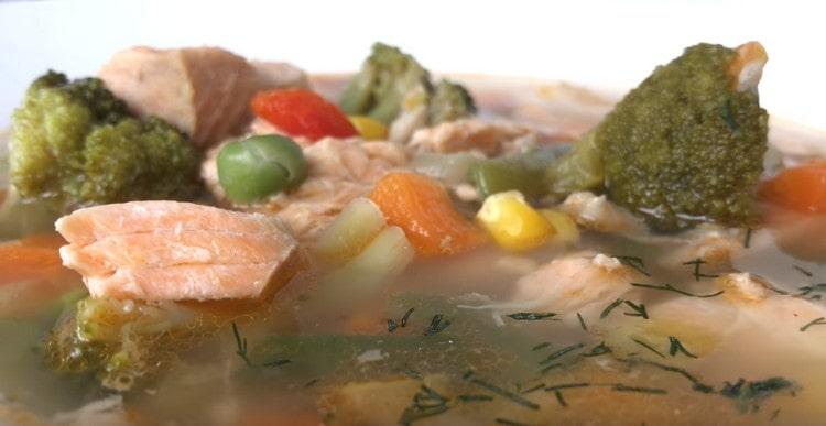 Quan serviu l’orella del cap i de la cua de la truita, podeu empolvorar-vos de verdures fines picades.