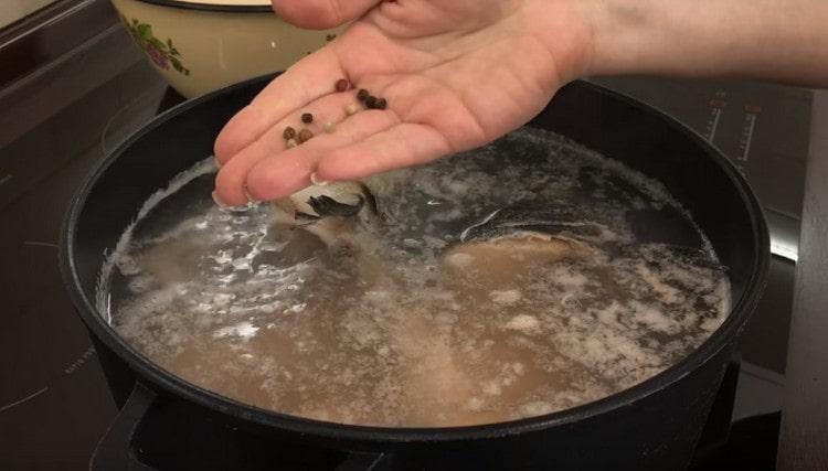 Aboqueu el peix restant amb aigua i porteu a ebullició, afegiu-hi sal, pebre.