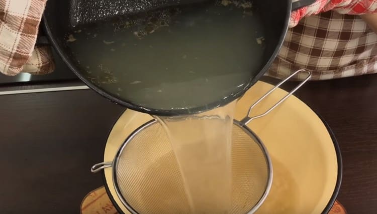El brou llest s’ha de filtrar a través d’un tamís.