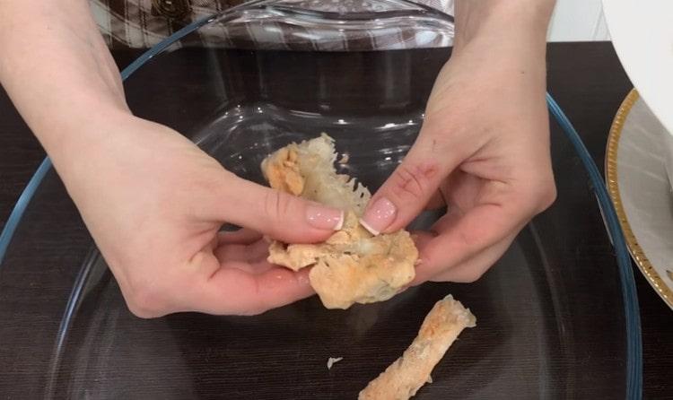 Separeu la carn de peix dels ossos.