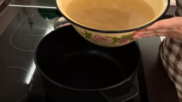 Es torna el brou colat a la cassola, es deixa bullir.