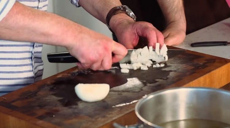 Rozdrťte cibuli a přidejte ji k uchu.