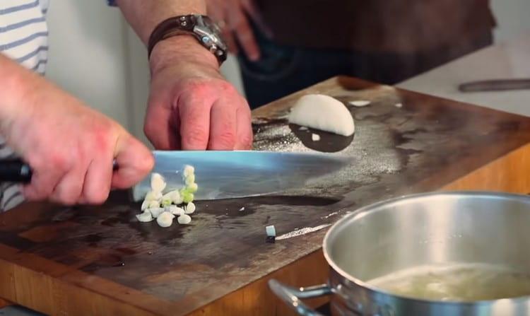 Jemně nasekejte bílou část zelené cibule.