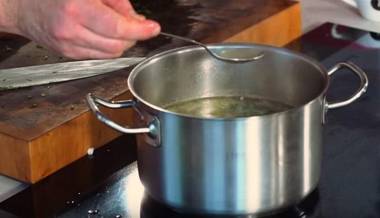 Ucho uvařte na mírném ohni.