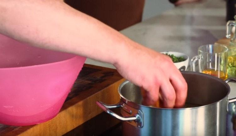 Na konec vložte kousky ryb do ucha.