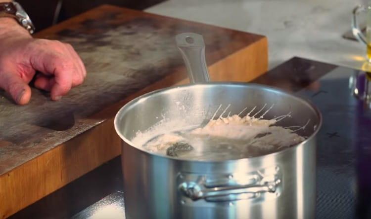 Nejprve dejte rybí vývar k vaření.