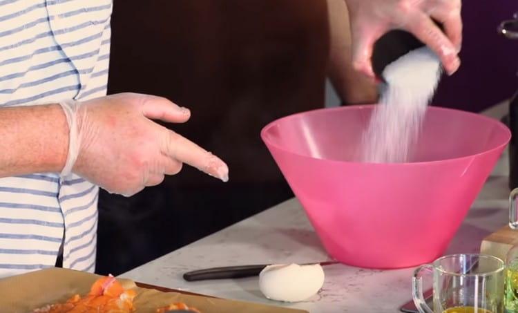 Marinádu připravíme solí a cukrem, namočíme do ní ryby.