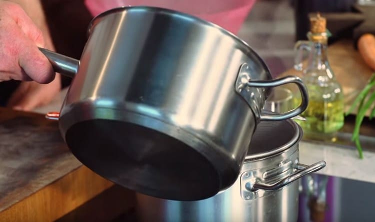 Hotový vývar se filtruje přes síto.