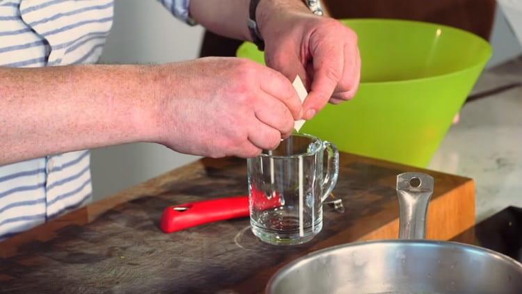 Saffron je chován ve vroucí vodě.