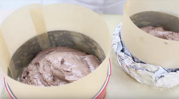 Distribuimos la masa en dos formas altas.