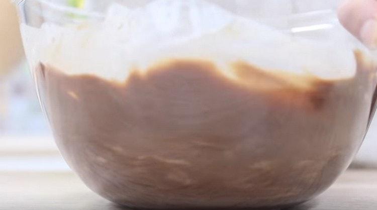 Mezcle la masa de crema de chocolate a fondo hasta que quede suave.