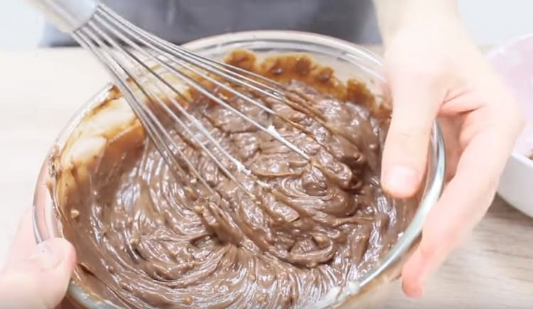 Introduzca el queso mascarpone en la masa enfriada y mezcle.