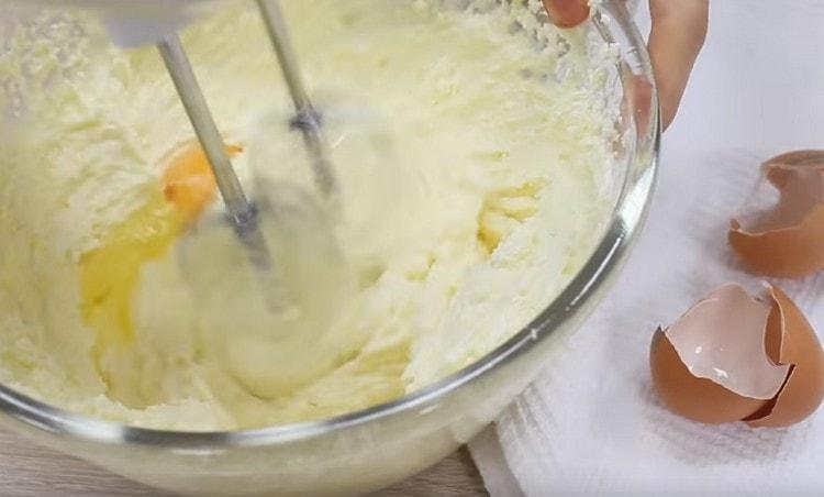 Introduzca la masa aceitosa del huevo.