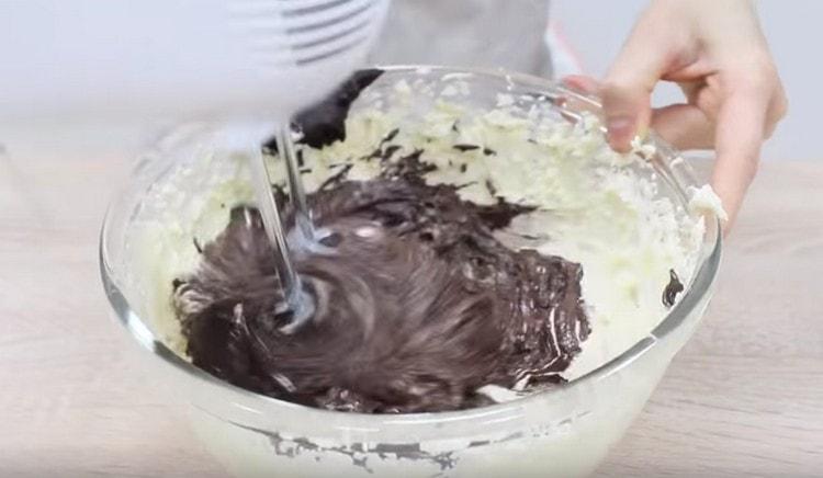 Agregue una mezcla de cacao y agua a la masa de aceite.