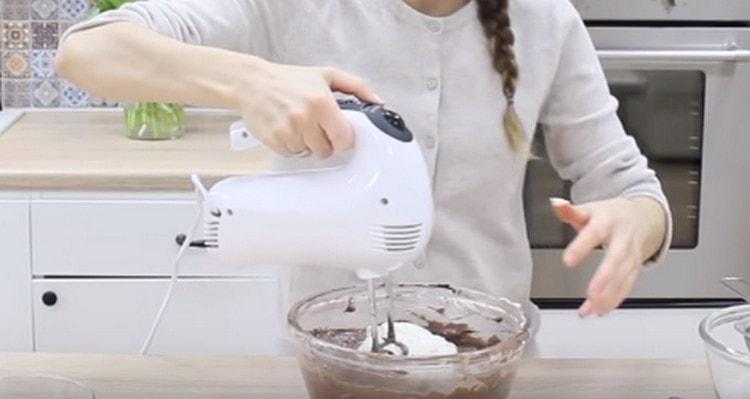 Agregue crema agria y bata la pieza de trabajo.