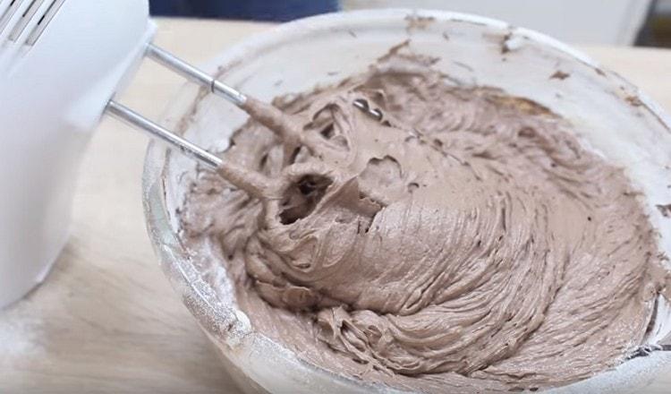 Introducimos parte de la harina en la masa y batimos bien.