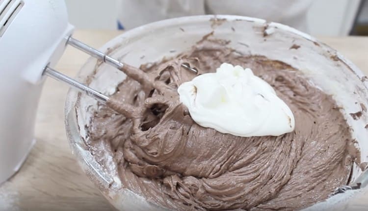 Agregue la crema agria restante, mezcle.