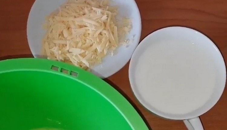 Pe o răzătoare grosieră, trei brânză tare.