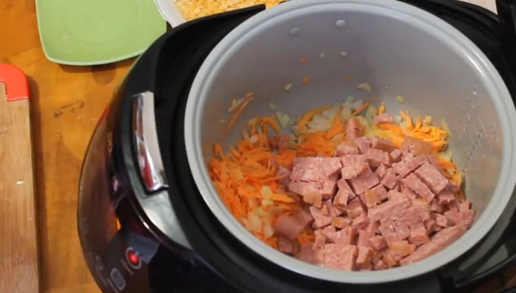 Adăugați cârnați tocați la prăjire.