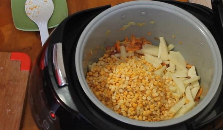 Spălăm mazărea și o împrăștiem în restul componentelor.