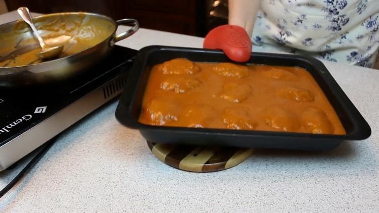 Залейте котлетите със сос