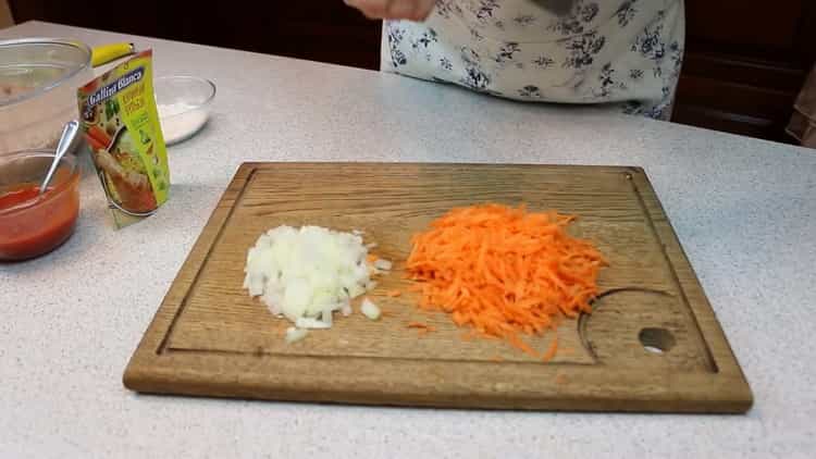 Настържете зеленчуци за готвене на сос