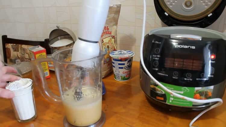 Upang makagawa ng isang honey cake sa isang mabagal na kusinilya, talunin ang mga sangkap