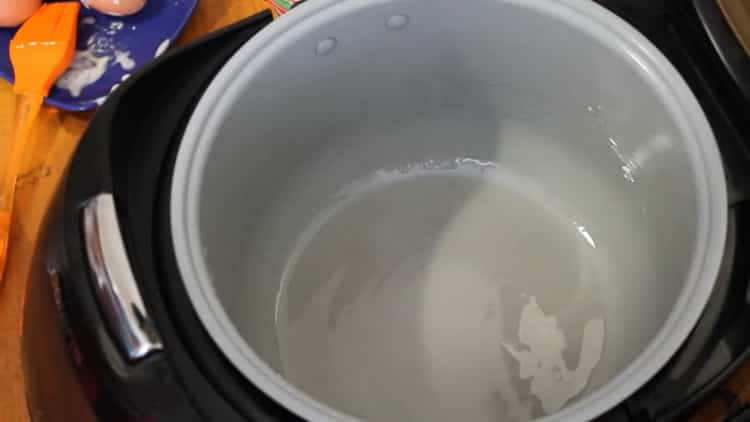 Upang maghanda ng cake ng honey sa isang mabagal na kusinilya, maghanda ng isang baking mangkok