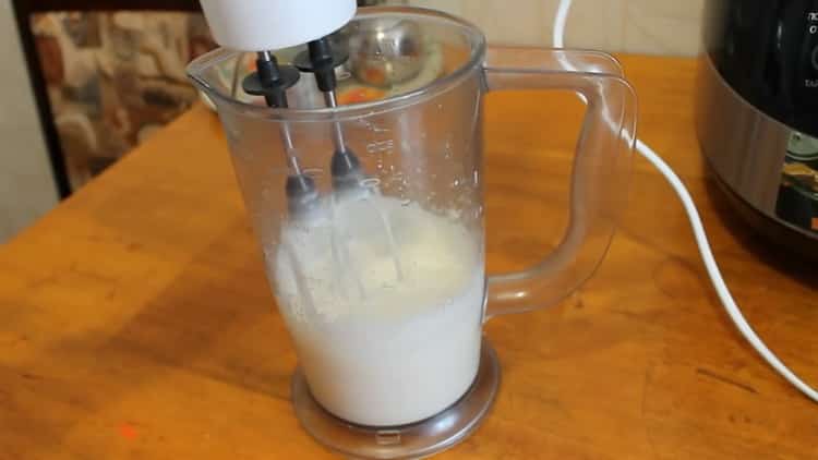 Upang makagawa ng isang honey cake sa isang mabagal na kusinilya, talunin ang mga sangkap para sa cream