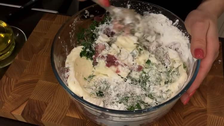 Amestecați carnea tocată pentru a face tăieturi de curcan