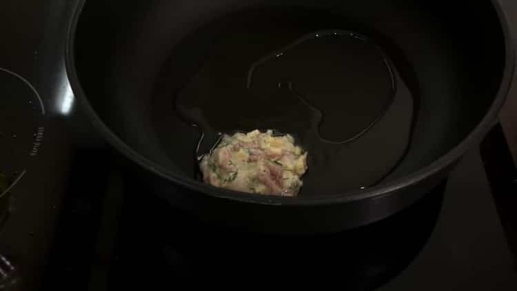 Preîncălziți o tigaie pentru a pregăti un strat