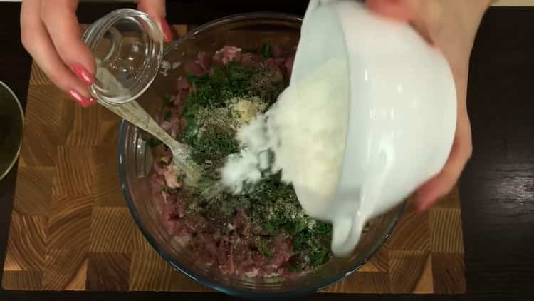 Adăugați amidon și usturoi pentru a face tăieturi.