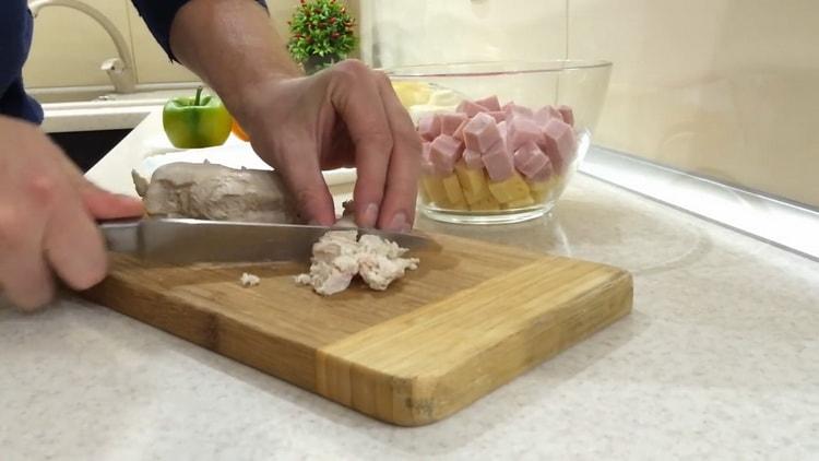 Chcete-li si udělat salát s ananasovým kuřecím masem a kukuřicí, nasekejte všechny ingredience