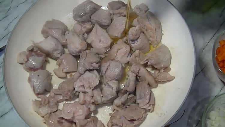 Untuk membuat sup, potong dagingnya