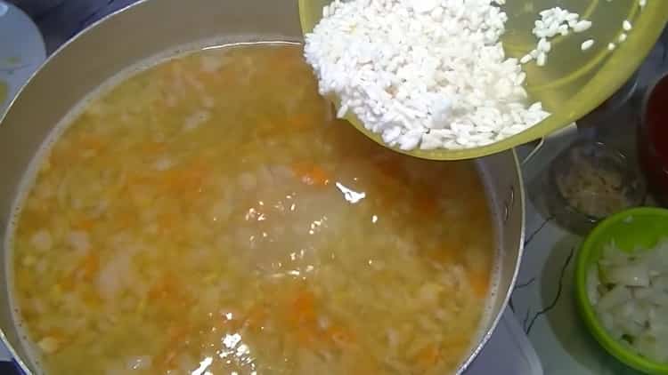 Masukkan nasi ke kuali