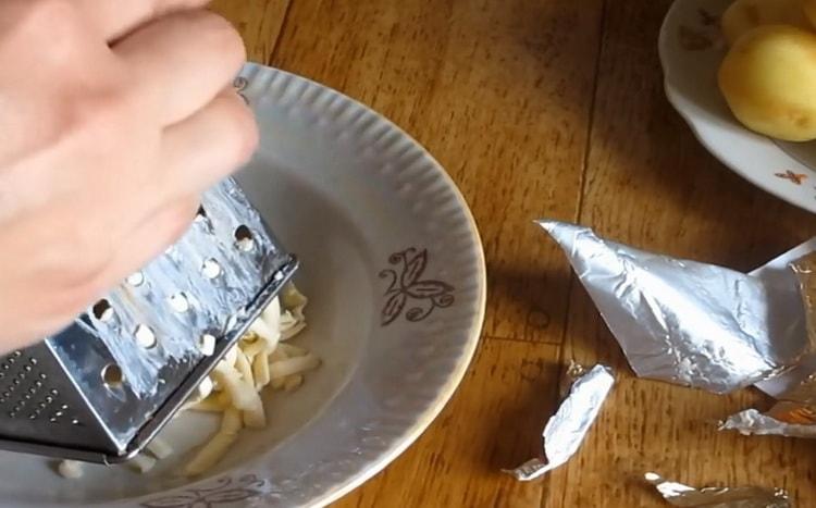 Pentru a face supă de brânză cu ciuperci, răniți brânza