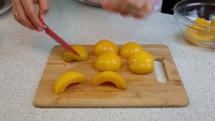 Per fer un pastís de zebra, talleu préssecs.