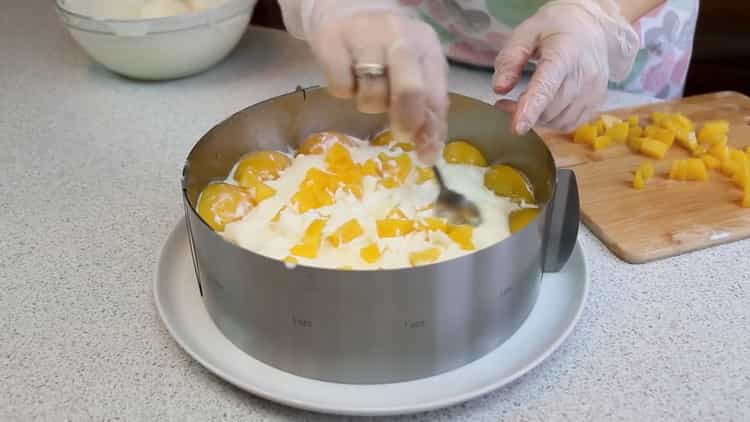 Per fer un pastís de zebra, poseu els pastissos al motlle