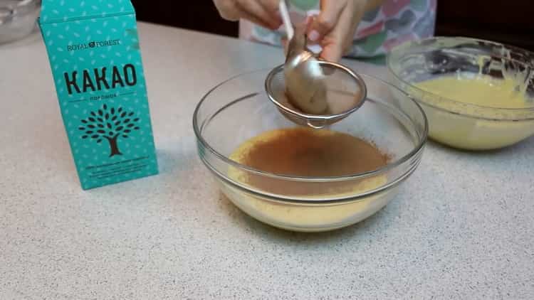 Per fer un pastís de zebra, afegiu la massa de cacau a una part