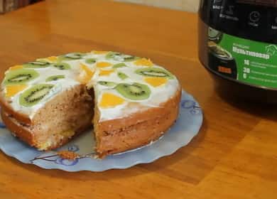 Bolo de mel em uma panela lenta de acordo com uma receita passo a passo com foto