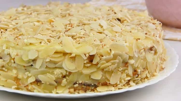 Delicioso bolo Napoleão na panela está pronto