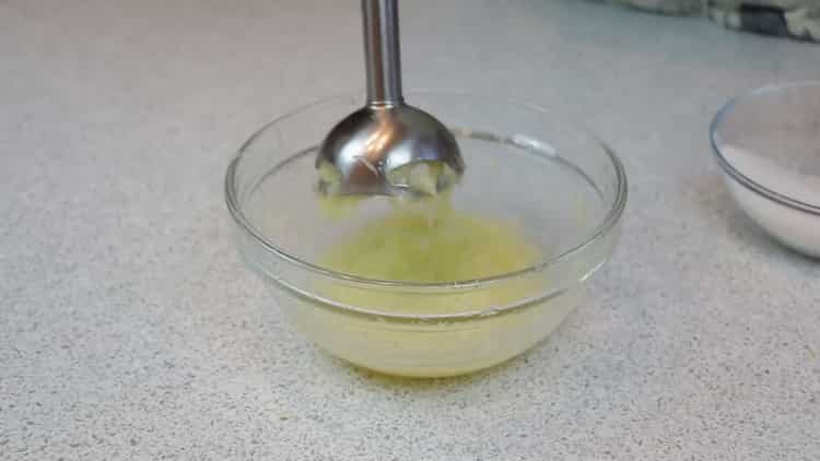 Pentru a face prăjitura unei păsări, măcinăm lămâie acasă