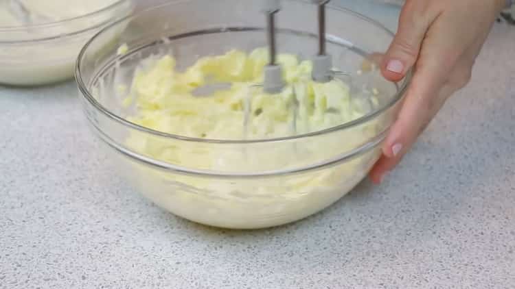 Pentru a face prăjitura unei păsări, bateți acasă ingredientele cu cremă.